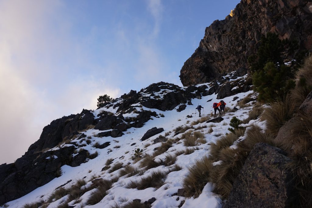 La nieve es dura, cada paso con los crampones requiere concentración para posar adecuadamente sobre el hielo.