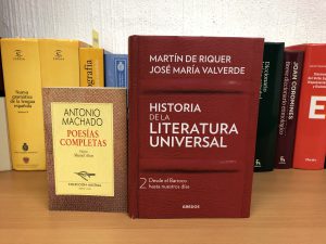 Dos libros que forman parte de la biblioteca del profesor Francisco en los que se puede leer la obra de Machado. © Rodolfo Velázquez