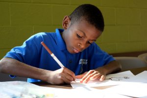 Niño haciendo sus tareas