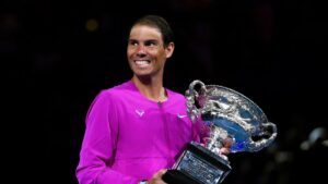 Rafael Nadal porta el trofeo de campeón tras derrotar a Daniil Medvedev en la final del Abierto de Australia, el domingo 31 de enero de 2022, en Melbourne. (AP Foto/Andy Brownbill)(Andy Brownbill / AP)