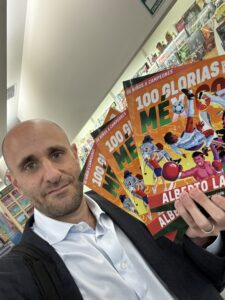 Alberto Lati posando con su libro "100 glorias de México: De niños a campeones". @albertolati