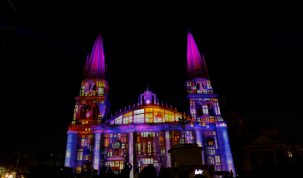 AME3457. GUADALAJARA (MÉXICO), 14/02/2019.- Vista del espectáculo de pirotécnica hoy, miércoles como parte de la celebración del festival GDLUZ en la catedral de Guadalajara, estado de Jalisco (México), EFE/Francisco Guasco