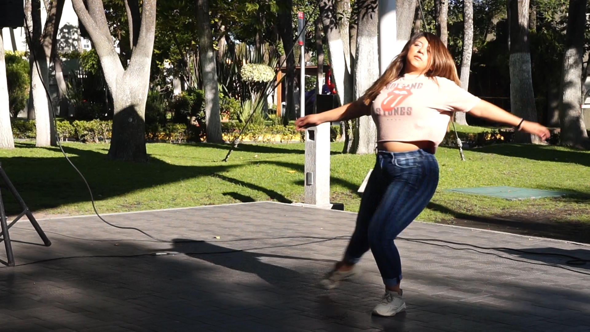 Paola Cervantes baila en la Masterclass de Salsa en el deck de la UP.