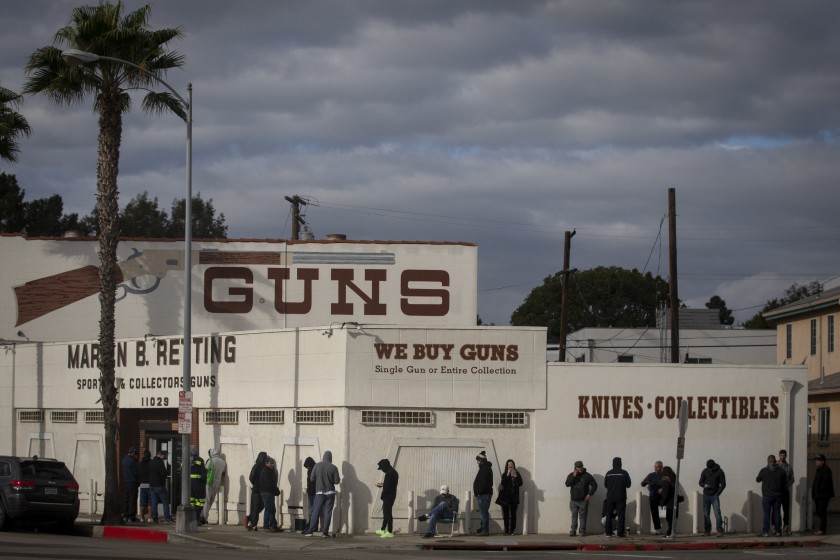 La tienda de armas en Culver City llena y con fila alrededor de ella.