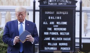 El presidente Donald Trump en frente de la iglesia episcopal de San Juan. Credito: Shawn Thew–EPA/Bloomberg/Getty Images