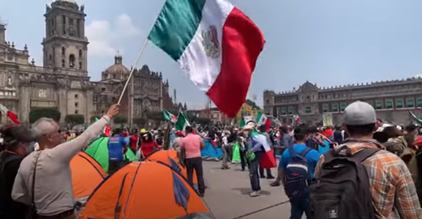 El Frente Nacional Anti-AMLO avanzó al Zócalo de la CDMX.