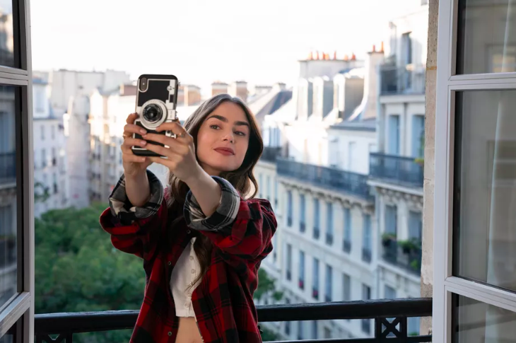 Emily in Paris la nueva serie romántica en Netflix se estrenó el fin de semana que acaba de pasar. Lleva pocos días y es tendencia en redes sociales gracias a los millones de mujeres soñadoras.