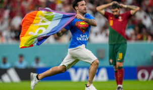https://elpais.com/deportes/mundial-futbol/2022-11-28/un-espontaneo-con-una-bandera-lgtbi-salta-al-campo-en-mitad-del-portugal-uruguay.html