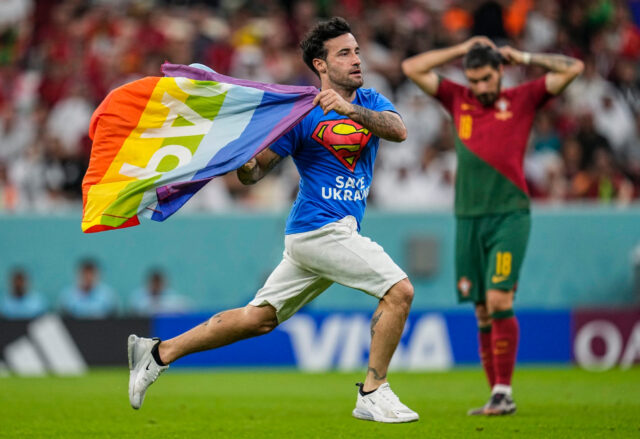 https://elpais.com/deportes/mundial-futbol/2022-11-28/un-espontaneo-con-una-bandera-lgtbi-salta-al-campo-en-mitad-del-portugal-uruguay.html