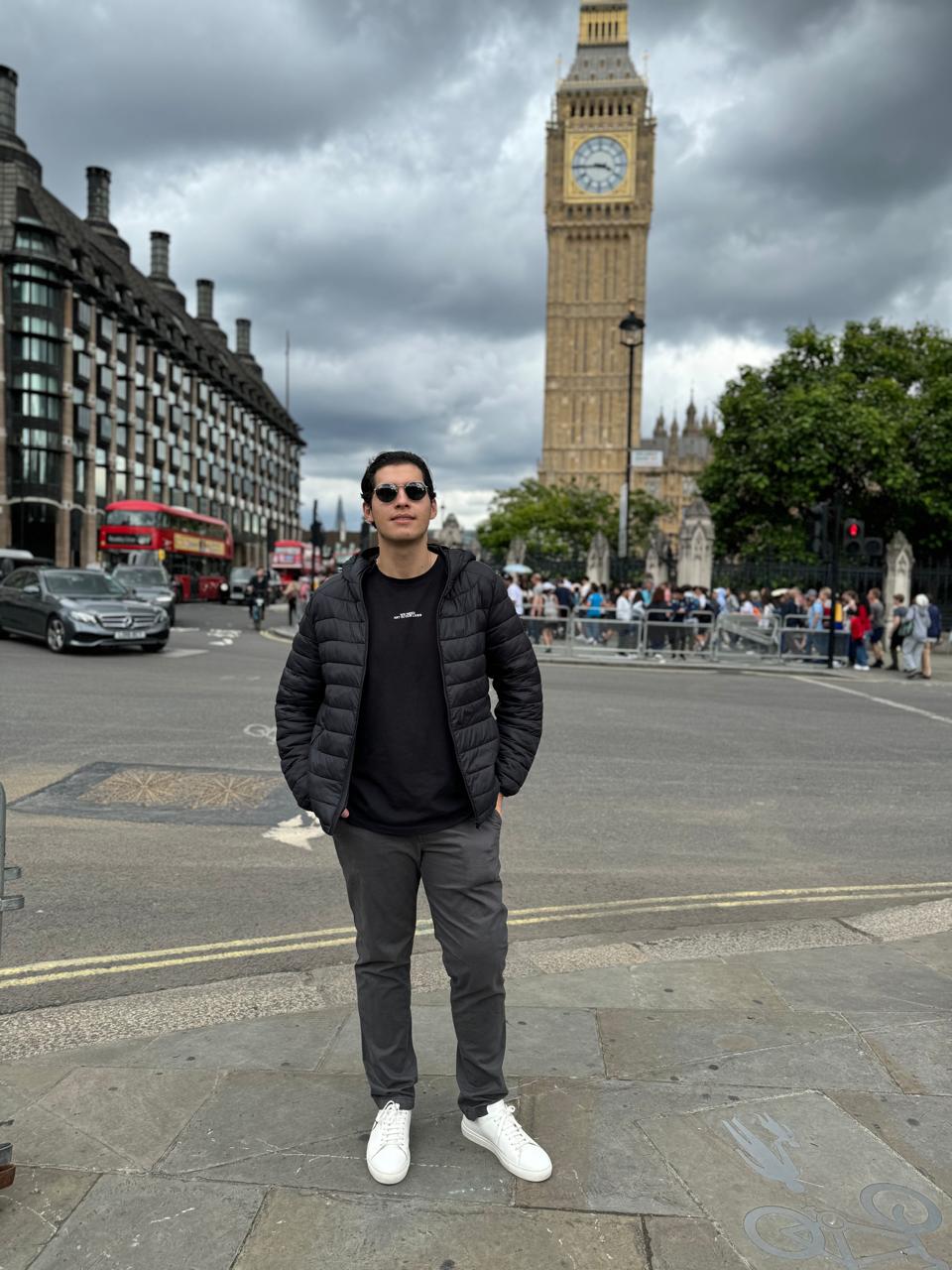 sebas-afuera-del-bigben