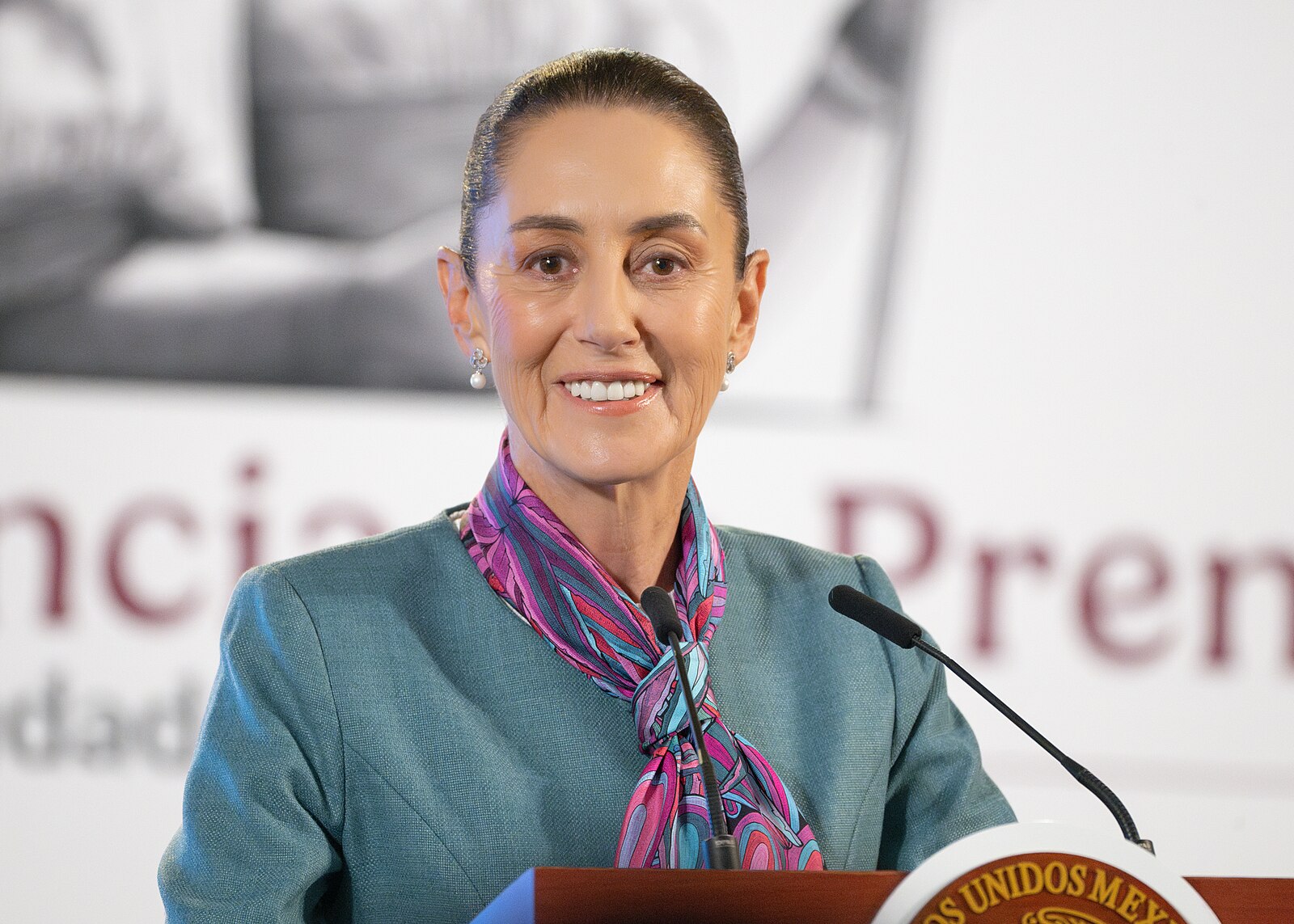 Español: De lunes a viernes, a las 7.30 am, la presidenta de México ofrece una conferencia de prensa.
Date	15 October 2024, 07:49:17
Source	https://www.flickr.com/photos/eneas/54070528525/
Author	Eneas De Troya