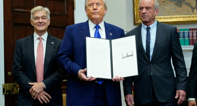 pm_19_2col_byn_trump-4-750x406